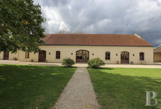 A large 18th century farmhouse and dovecote transformed into a hotel in the Oise, near Senlis - photo  n°3